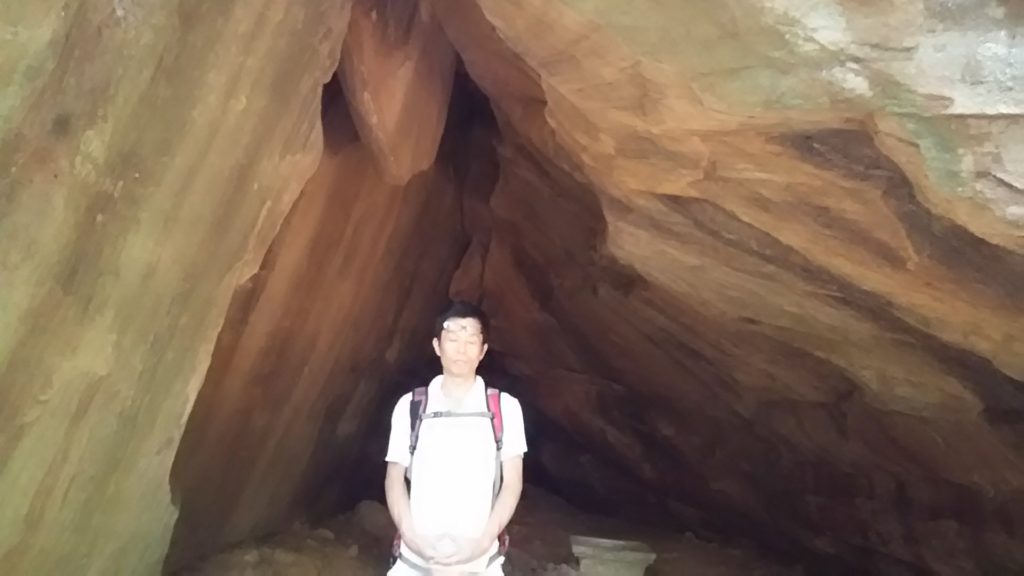 クバルスピアン 洞穴