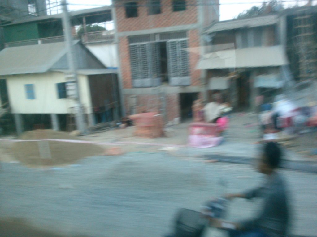 バス車窓 カンボジア住宅